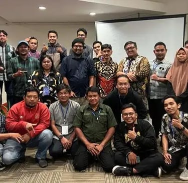 Belasan wartawan di Kalimantan Timur berfoto bersama seusai UKW di Swiss-belhotel Borneo, Samarinda, Jumat (13/5/2023). (Ist)