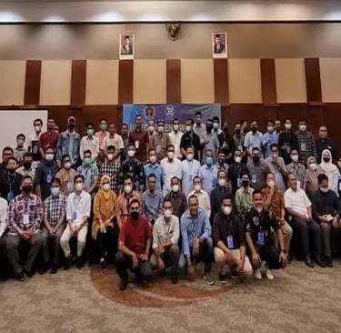 Anggota Dewan Pers, para penguji dan peserta UKW berpose di Hotel Hermes, Banda Aceh, Jumat (13/5/2022) (Ist)