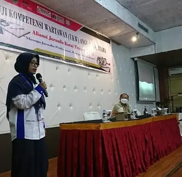 Direktur MZK Martha Saflina dalam acara UKW di Hotel Victoria, Kutai Timur, Kalimantan Timur, Sabtu (13/11/2021). (Ist)