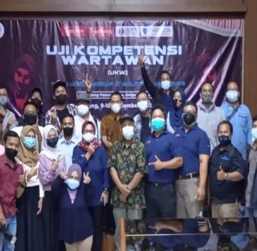 Anggota Dewan Pers, Ahmad Jauhar berpose bareng wartawan di Universitas Gajayana Malang, Jawa Timur, Jumat (10/9/2021). (Ist)