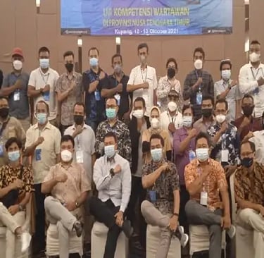 Anggota Dewan Pers, M. Agung Dharmajaya berfoto bersama penguji dan peserta UKW di Kupang, NTT, Rabu (13/10/2021). (Ist)