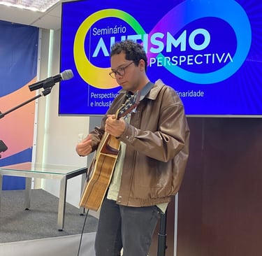 Palestrante autista Lucas Sampaio, durante palestra no Conselho Federal de Psicologia, em Brasília.