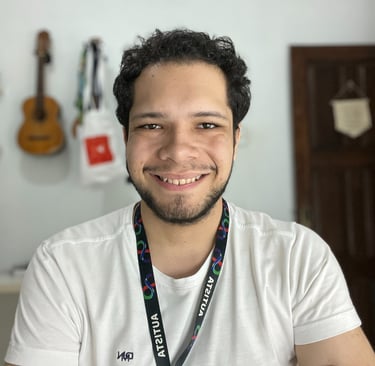 Palestrante autista Lucas Sampaio, sorrindo em foto durante gravação de conteúdo.