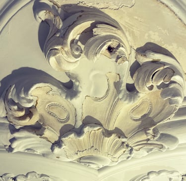 Ornamenten schoonmaken en verf verwijderen.