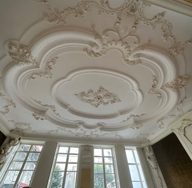 ornamenten plafond restauratie aan de Singel in Amsterdam