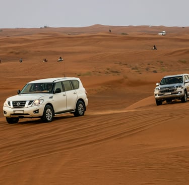 Acampamento de luxo no Deserto do Saara, jantar tradicional marroquino à noite.