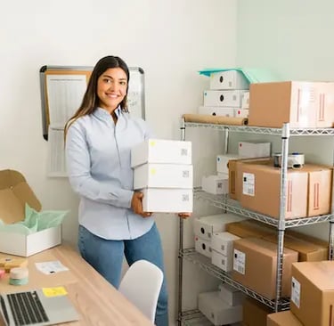 Emprendedora haciendo crecer su negocio con asesoría de Chapuzón Marketing Digital en Pucón