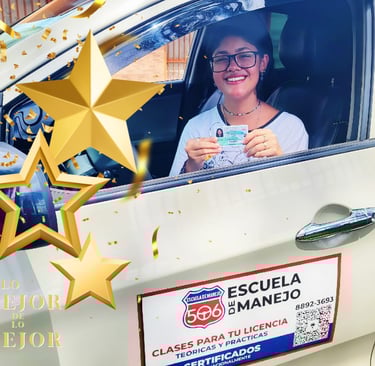 joven con licencia en mano