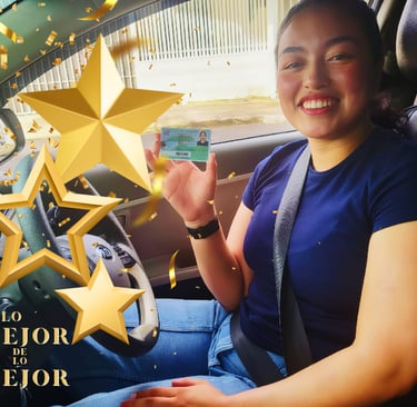 joven con licencia en mano