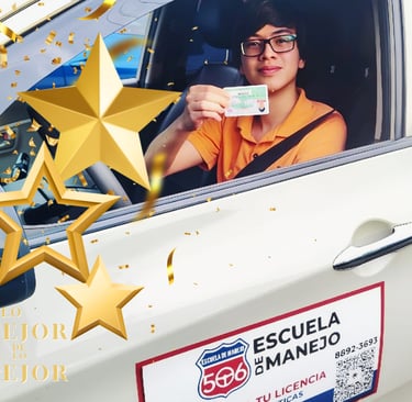 hombre joven con licencia en mano