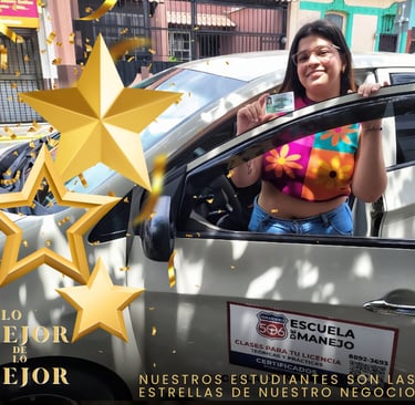 mujer joven con licencia en mano