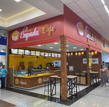 Estrutura de fachada comercial com identidade visual destacada