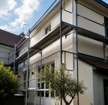 Ravalement de façade avec échafaudage – finition moderne