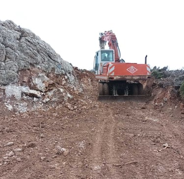 Εκσκαφή βουνού για διάνοιξη νέου μονοπατιού