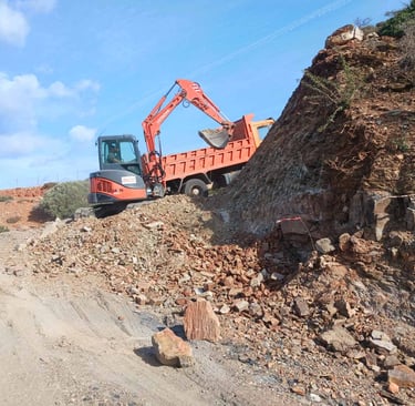 Φορτηγό φορτώνει υλικά για διάνοιξη νέου δρόμου