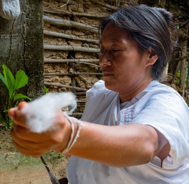 mujeres indigena wiwa hilando tejido