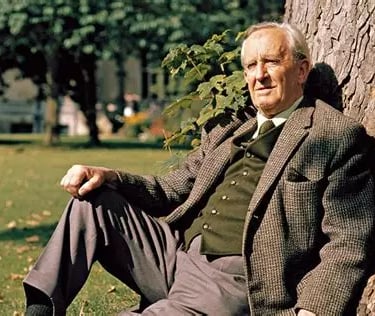 JRR Tolkien assis au soleilcontre un arbre