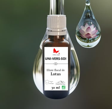 Flacon d'élixir floral de lotus "UNI-VERS-SOI" par L'Âme-Agie présenté dans une goutte d'eau+fleurs
