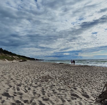 Plaża w Dąbkach prowadząca w kierunku kanału jeziora bukowo