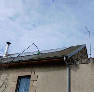 Perche eau pure en action sur une toiture avec panneaux solaires en Creuse 23 - Fursac