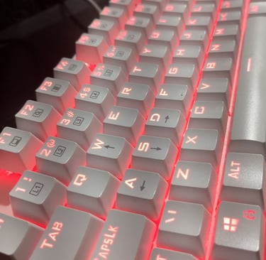 Close nas teclas do teclado Redragon Mitra branco mostrando o backlight em LED vermelho