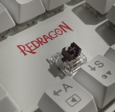 Detalhe do switch marrom Redragon Mark.II DIY hot-swappable no Mitra K551 branco