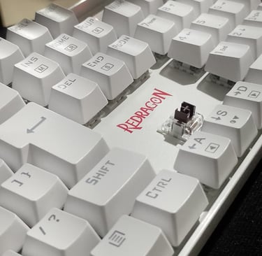Switch marrom Redragon Mark.II DIY removido do teclado Mitra K551 branco – hot-swappable
