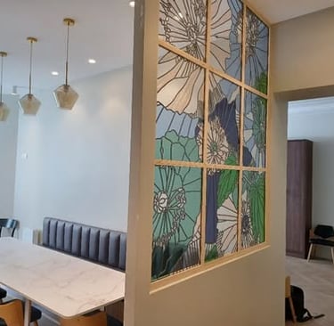 Verrière intérieure sur-mesure et cloison vitrée aux motifs végétaux, signé Edith Théret