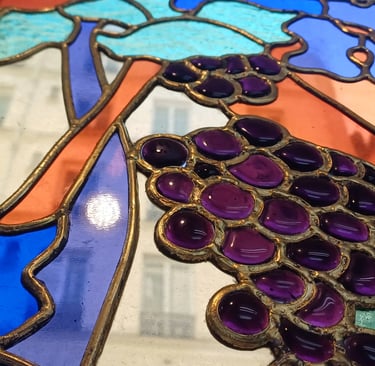 Vitrail d'art contemporain : détail sculpture de verre et lumière, signé Edith Théret