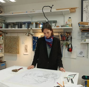 Edith Théret dessinant une maquette de vitrail sur-mesure à l'atelier.