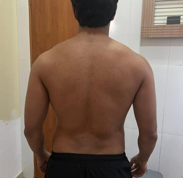 homem dentro do quarto com costas musculosas