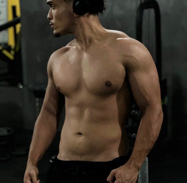 homem musculoso na academia