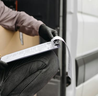 Artisan faisant un rapport d'intervention