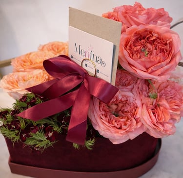 Caja de terciopelo elegante en forma de corazón, con rosas inglesas rosas y un moño de satén colo