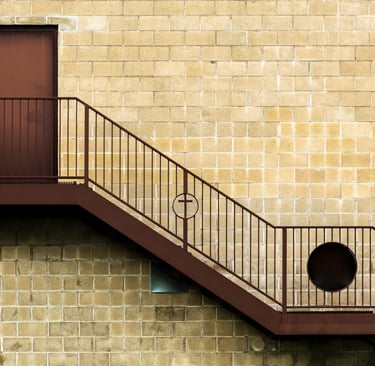 cage d'escalier extérieur avec garde corps en métal