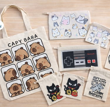 Bolsas de manta de diferentes tamaños con asas o cierre, con imagenes de anime o personajes caricaturiazados