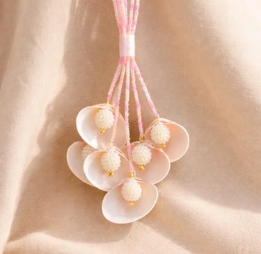 collar rosa con perlas