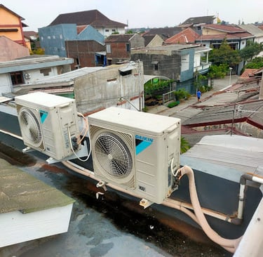 dua unit ac sedang mau di cek oleh teknisi ac wates