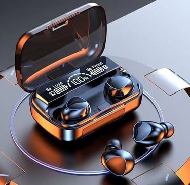 "Fone Bluetooth M10 em estojo com display LED indicando 100% de bateria."