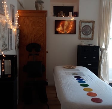 Salle de massage avec table et chaise de massage