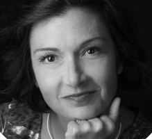 Femme souriante la main sous le menton