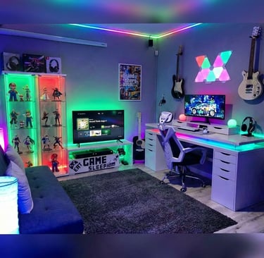 Configuración RGB gaming: tiras LED direccionables en estanterías y vitrinas.