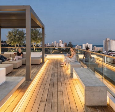 Iluminación de exterior: perfil LED empotrado en tarima y bajo banco.