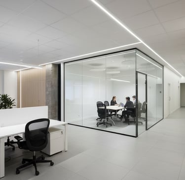 Oficina moderna: líneas de luz continuas empotradas en techo técnico.