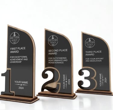 “Trofeos personalizados en madera y acrílico con grabado láser para premiaciones.”