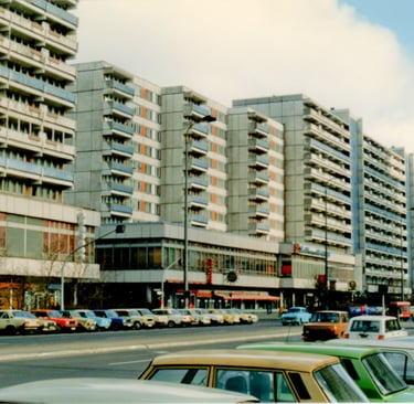 <a href="https://commons.wikimedia.org/wiki/File:East_Berlin_in_1989.jpg">Dave Collier</a>, <a href=