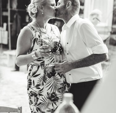 Braut und Bräutigam küssen sich unter einer Plane.