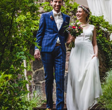 Braut und Bräutigam gehen die Treppe hinunter.