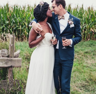 Mischlingspaar neben einem Maisfeld.