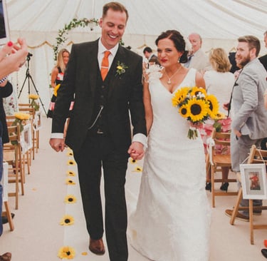 Braut und Bräutigam gehen nach der Zeremonie den Gang entlang.